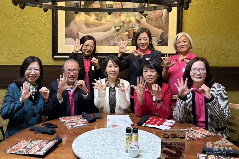 （前排左起）洛杉磯文教中主任鍾佩珍、僑務諮詢委員楊賢怡、僑委會副委員長李姸慧與南加州中文學校聯合會會長劉玉𤧞、偕副會長李梅如餐敘交流，肯定該會50年來對僑教的貢獻