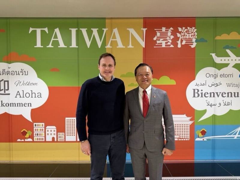英國前內政副大臣圖根哈特（Tom Tugendhat，另譯：杜耿涵）（左）下議員於19日至21日訪台，外交部歐洲司總領事回部辦事林暉程（右）接機致意。（外交部提供）