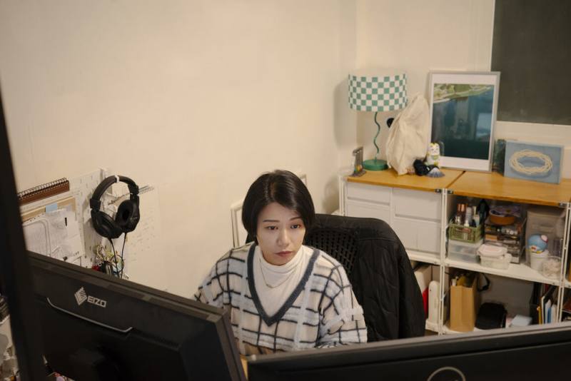 青春生技工作室設計師Rosa Lee（圖）所學專攻設計，丈夫Tseng lee則是學習美術出身，2人對雜誌、書籍設計情有獨鍾，設計作品散見於離島出版、端傳媒、Fountain新活水等。（青春生技工作室提供）