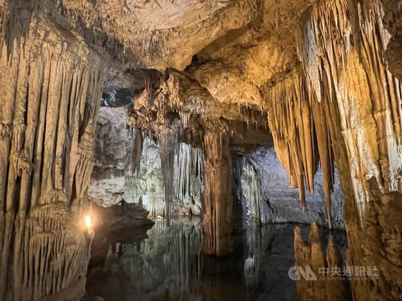 義大利薩丁尼亞島奇景「海神洞穴」，內部奇幻的鐘乳石景觀，每年吸引全球大批遊客前來