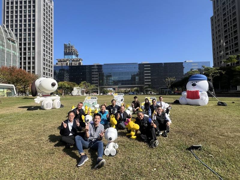 台中市交通局19日宣布，與全球知名Peanuts（花生漫畫）團隊合作，即日起至2月22日在市政公園展出3公尺高的史努比（Snoopy）與奧拉夫（Olaf）大型氣偶