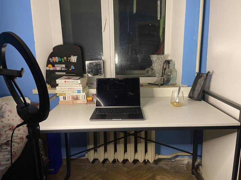 俄羅斯9日對基輔發動大規模空襲，一度造成首都基輔約7成地區停電。記者用行動電源來為照明燈充電工作