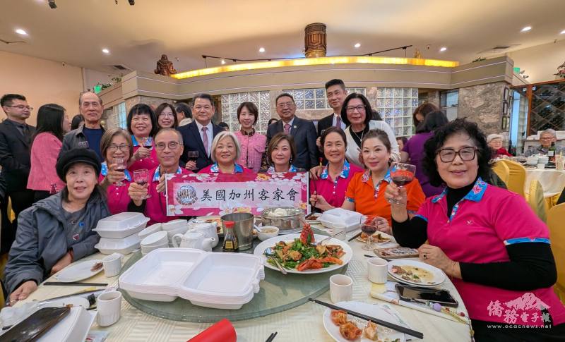 李姸慧（後排右4）參與大洛杉磯地區全僑界歡迎晚宴，與美國加州客家會鄉親交流