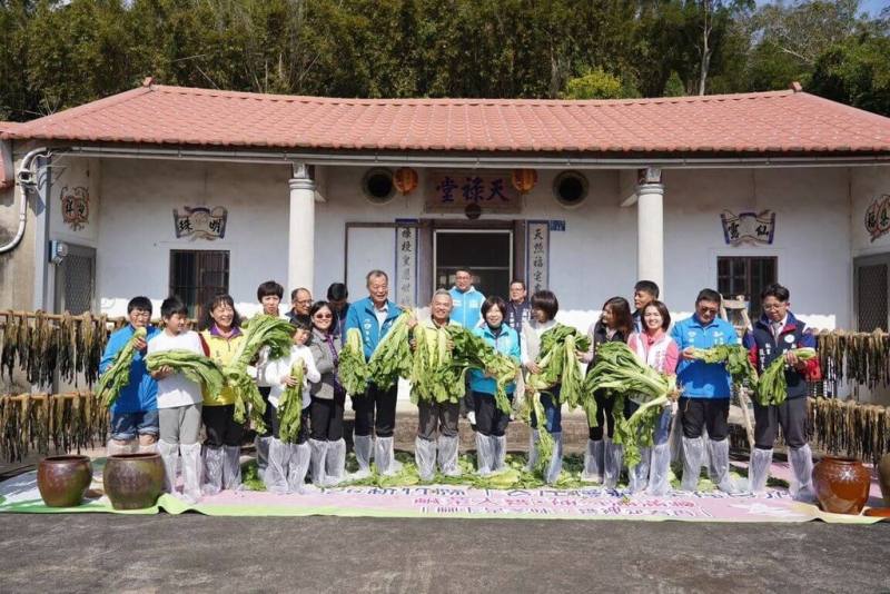 新竹縣政府輔導縣農會結合在地農業與觀光資源，規劃6條客家食農教育遊程，展現客家飲食文化融合四季節氣、惜食智慧與家庭情感，1月起陸續在新埔、竹東、峨眉等鄉鎮展開。（新竹縣政府提供）
