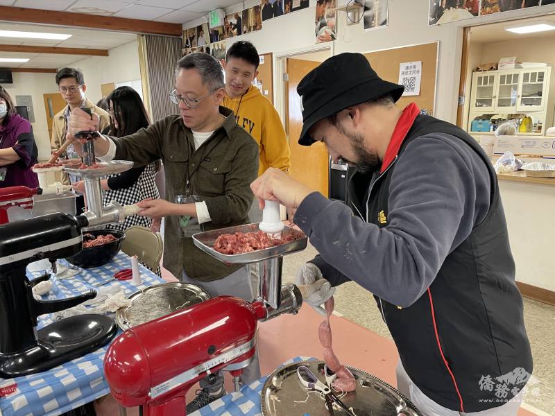 許多青年藉由體驗灌香腸認識台灣過年文化