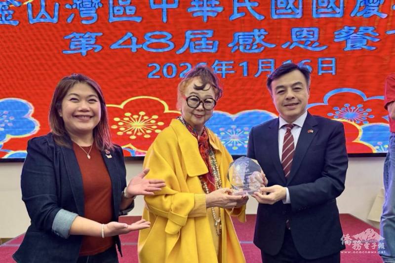 中華民國建國百年海外代表暨僑務諮詢委員崔競乾（中）獲頒獎項