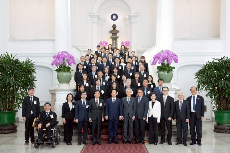 總統與「114年全國模範公務人員代表」合影