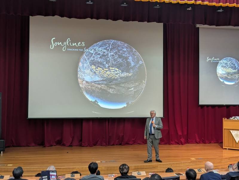 中興大學19日邀請2011年諾貝爾物理學獎得主、學者施密特（Brian P. Schmidt）（立者）舉辦講座，他建議學生，找到自己喜歡的東西，認真去做，不要去做別人希望或要你做的事