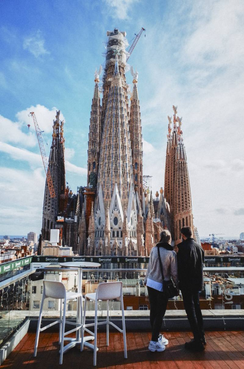西班牙觀光業2025年持續2024年的動能，外國旅客突破9700萬人次，相較2024年的9400萬人次成長3.5%；觀光客消費金額高達1350億歐元（約新台幣4兆9577億元），相較2024年的1260億歐元成長6.8%，雙雙創下歷史新高。圖為巴塞隆納著名景點聖家堂，也是造訪西班牙的旅客必打卡地標之一