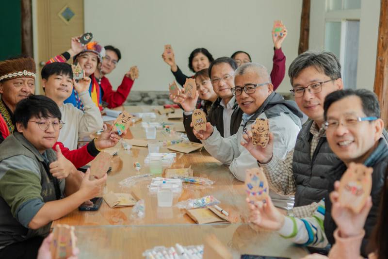 林業保育署嘉義分署19日在阿里山鄉來吉部落舉辦「塔山下補木工藝日」新品發表會，透過創意DIY體驗，讓大家更深入認識阿里山來吉部落補木（Pnguu）品牌精神與來吉的木作文化。（林保署嘉義分署提供）