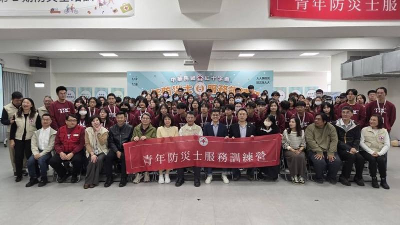 中華民國紅十字會「青年防災士服務訓練營」結訓典禮18日舉行，115名來自23所大專院校的青年，全數取得內政部「防災士」及紅十字會「基本救命術（BLS）」雙資格，將於農曆年前分2梯次挺進花蓮，為14所偏鄉校園的孩子築起一道專業的安全防護網。（紅十字會提供）