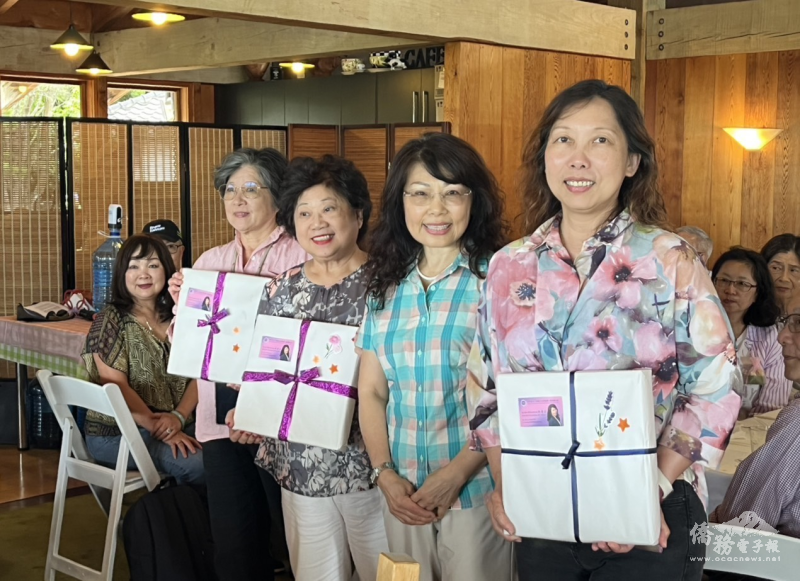 吳素芬（右二）致贈活動贊助者感謝禮,