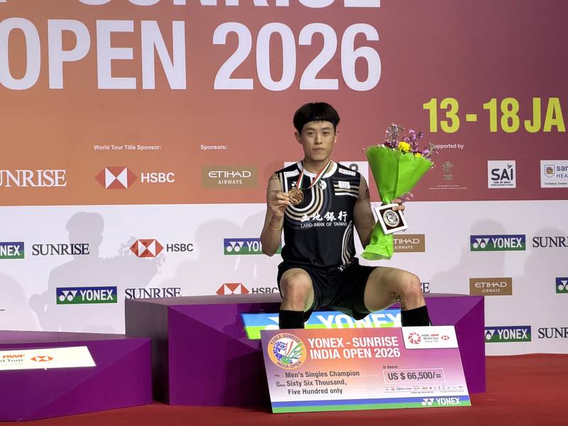 Taiwanese badminton player Lin Chun-yi shows off his gold medal. CNA photo Jan. 18, 2026