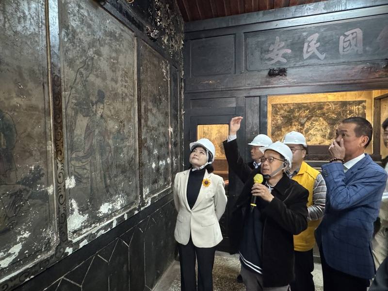 雲林縣縣定古蹟北港鎮安宮因地震、屋面滲水等因素，使珍貴的壁畫及剪黏作品保存面臨嚴峻考驗，19日舉行修復工程開工典禮，雲林縣長張麗善（左1）聽取簡報