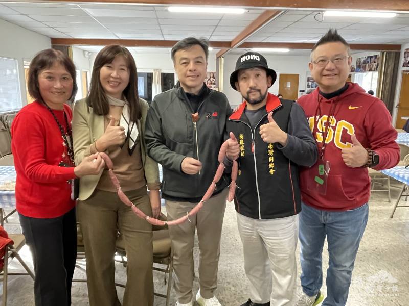 駐舊金山辦事處處長伍志翔(中)到場與鄉親同樂