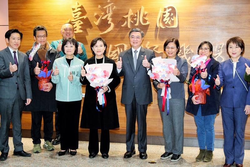 Premier Cho Jung-tai (fourth right), Vice Premier Cheng Li-chiun (fifth right) and chief trade negotiator Yang Jen-ni (third right) pose for a photo at Taoyuan Airport on Monday. CNA photo Jan. 19, 2026