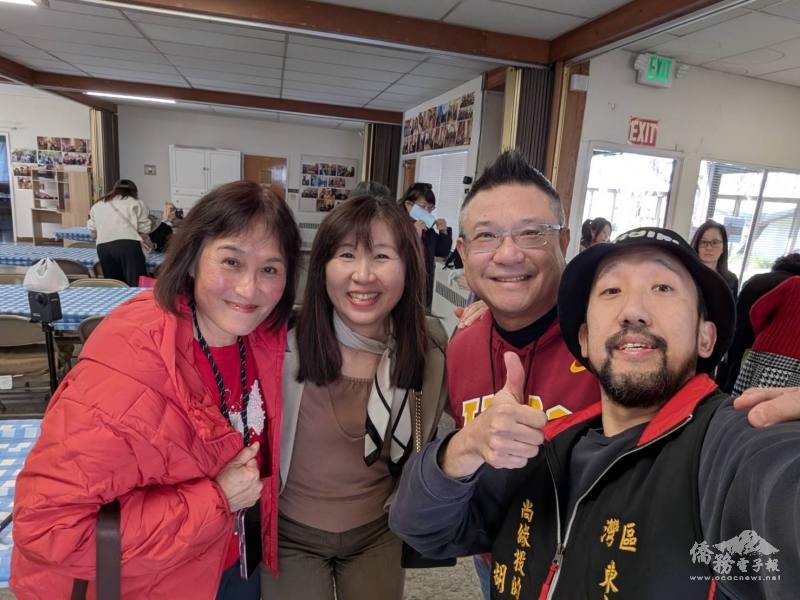 北加州東南灣台灣同鄉會灌香腸活動，主辦人Henry Hoiki(右1)與金山灣區文教中心主任莊雅淑、僑務委員張正邦、中半島台灣同鄉會前會長莊淑怡合影