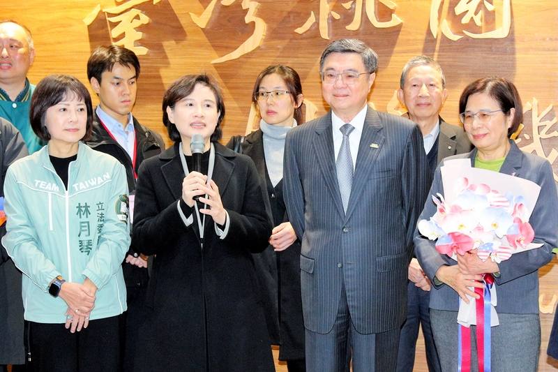 行政院副院長鄭麗君（前排左2）率談判團隊到美國達成台美關稅談判多項目標後19日返台，行政院長卓榮泰（前排右2）前往接機，鄭麗君表示，台灣人的努力、技術和產業已成為世界上關鍵力量