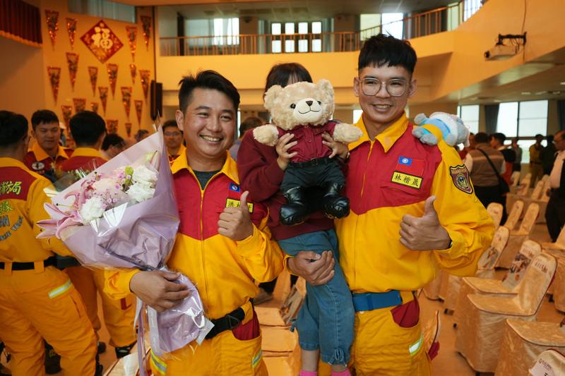 花蓮縣光復鄉洪災獲救女童「小沂」，在119消防節親自向救援人員表達感謝，將兔子玩偶送給當時將她抱出的屏東特搜大隊隊員林楷晟（右），一起發現小沂的分隊長洪柏軒（左）則接下花束