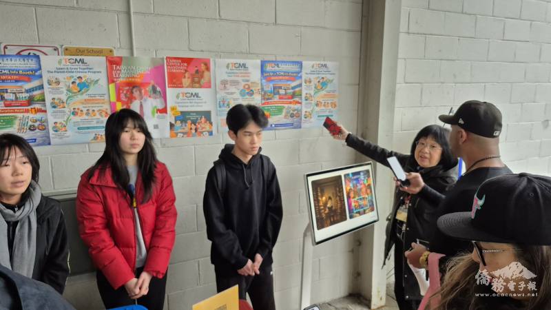 執行長王妙如向來賓詳細說明教學理念、師資背景、上課地點與開課資訊