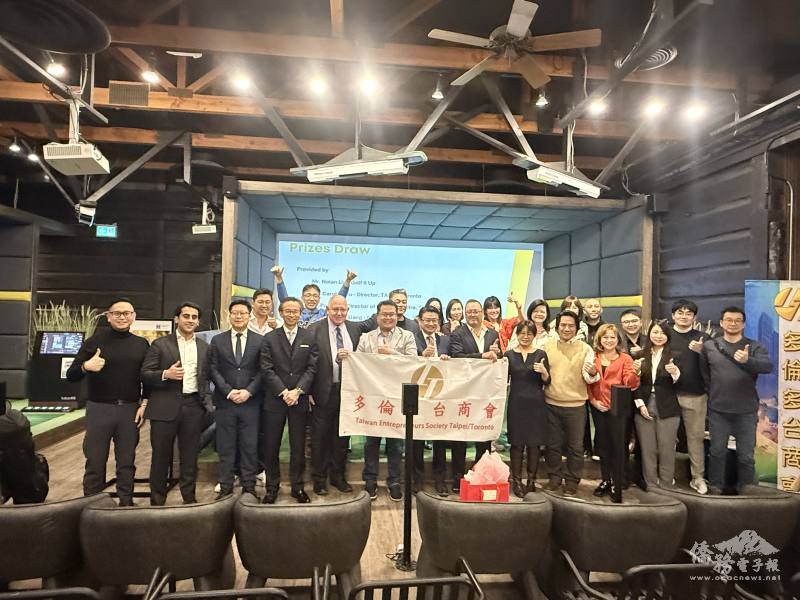 臺商會會長張銓中(前排左6)、萬錦市市長Frank Scarpitti(前排左5)、辦事處處長梁毅鵬(前排左4)及中心主任藍柏青(前排左3)等與臺商會幹部合影