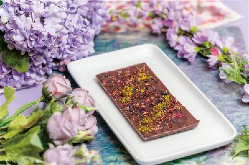 靈感來自莫內畫作的巧克力霸作品「白巧克力霸──莫內花園」，結合了矢車菊、玫瑰、紫羅蘭、桑椹、台灣烏龍茶等元素，層次豐富。