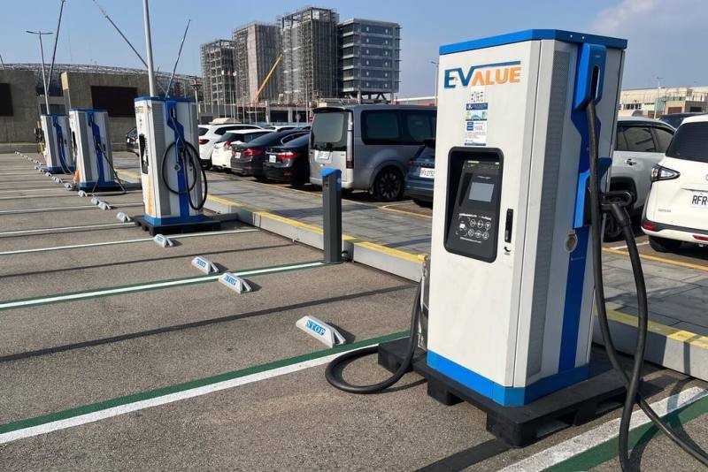 桃園國際機場公司持續推動電動汽車充電樁擴建，將第二航廈原有的4座電動汽車專用格位增加至45座，預計2月2日啟用新設充電樁及充電收費服務，其中「AC慢充」每度電收費新台幣8元、「DC快充」每度電12元，至於第一航廈的P1、P2停車場，配合整建工程預計3月起將逐步停用。（桃園國際機場公司提供）