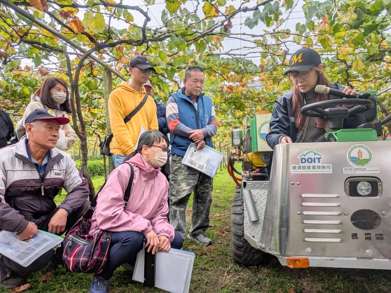 財團法人金屬工業研究發展中心陳美蓉管理師向農友介紹電動鼓風噴霧機之低碳、省工優勢。