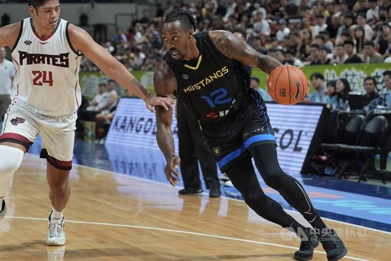 Former NBA star Dwight Howard plays for the Taiwan Mustangs in this CNA file photo