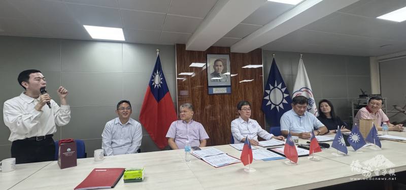 菲華文教中心主任莊博智及副主任簡槙男拜會菲華文經總會，雙方於馬尼拉自由大廈進行交流會談