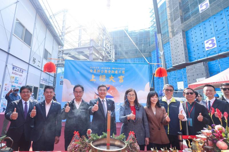 行政院長卓榮泰19日前往高雄市出席「海洋委員會、海洋保育署及國家海洋研究院合署辦公廳舍新建工程」上樑典禮