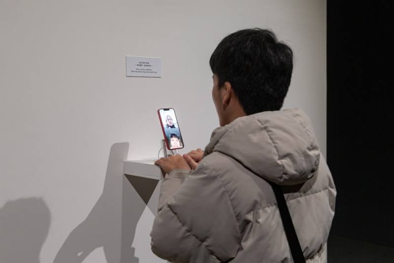 北美館展出互動作品「母親凝視過你」，觀眾可以和「媽媽」視訊互動。（圖取自facebook.com/taipeifineartsmuseum）