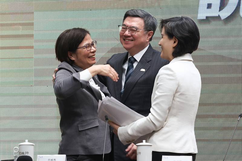 Premier Cho Jung-tai (center) smiles alongside Vice Premier Cheng Li-chiun (right) and chief trade negotiator Yang Jen-ni (left) following a press event in Taipei on Tuesday. CNA photo Jan. 20, 2026
