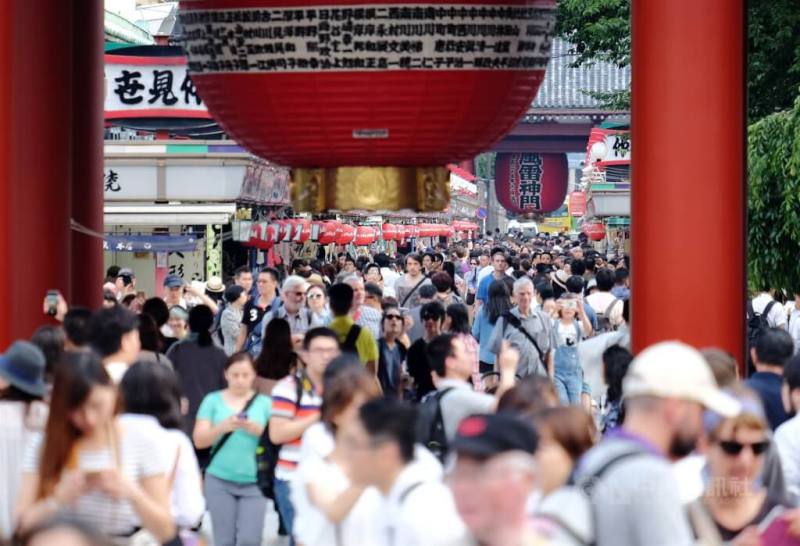 圖為東京淺草寺觀光人潮。（中央社檔案照片）