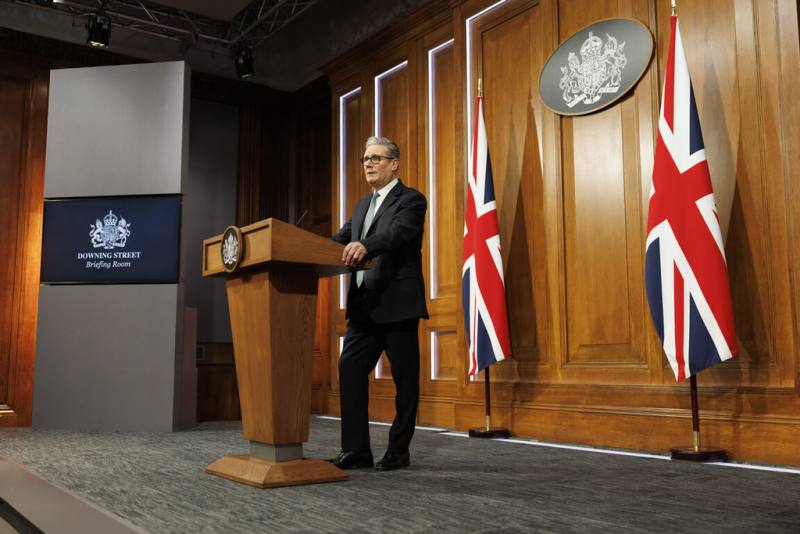 英國首相施凱爾19日表示，相互加徵關稅、引發貿易戰，對任何人都沒有好處，他排除現階段祭出關稅手段回應美方對歐洲的威脅，並呼籲冷靜溝通，解決格陵蘭政治地位等問題。（英國首相府提供）