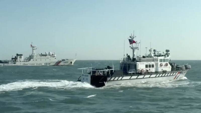 海洋委員會海巡署金馬澎分署第十二巡防區19日下午偵獲4艘中國海警船於金門周邊海域編隊集結，海巡艇趨前「一對一」併航監控，透過中、英文無線電廣播，要求海警船轉向駛離。（海巡署提供）