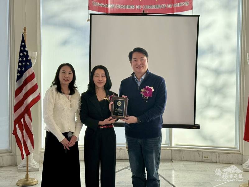 丹佛臺灣商會會長王雅瑜與駐丹佛辦事處處長黃虹慧致贈感謝紀念牌