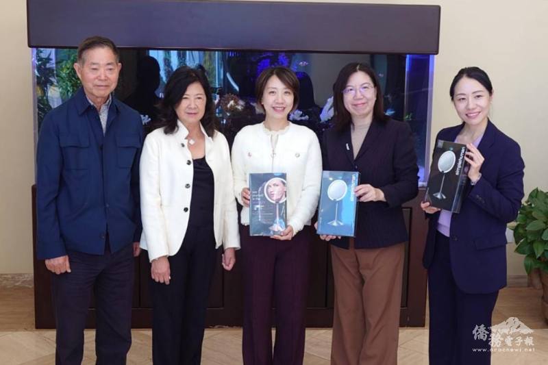 僑委會副委員長李姸慧（中）參訪Seville Classics Inc.，由總統府國策顧問、世界台灣商會聯合總會名譽總會長楊信（左1）及僑務諮詢委員何巧玲（左2）接待，洛杉磯文教中心主任鍾佩珍（右2）及副主任黃楷茗（右1）陪同