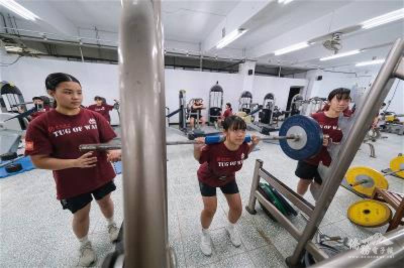 拔河是團體的運動，訓練時，不論是推輪胎、拉拔河機、重訓，都需要隊友從旁協助。這些日常的鍛鍊，不只培養肌力，更練就隊員們的默契與凝聚力。