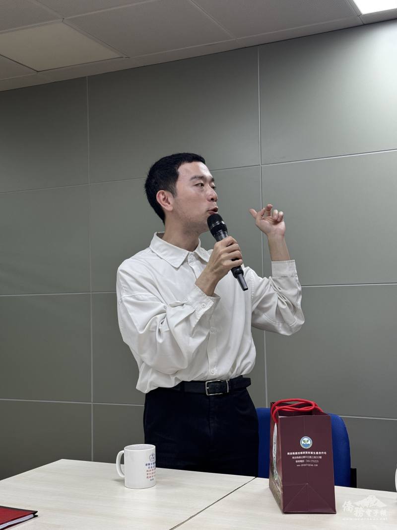 菲華文教中心副主任簡槙男分享服務展望，期盼持續攜手僑社先進深化合作