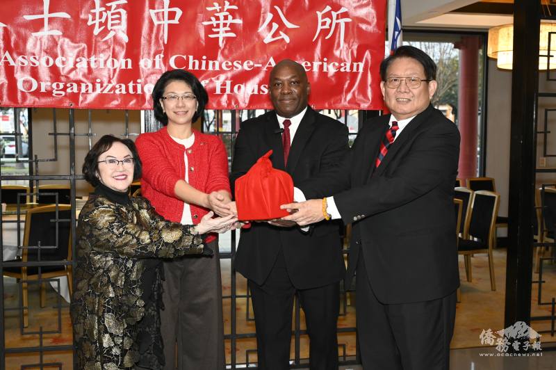 駐休士頓辦事處處長蕭伊芳(左二)主持共同主席的交接儀式