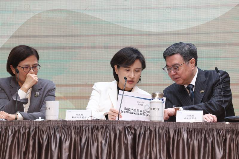 行政院20日舉行「台美關稅談判說明記者會」，院長卓榮泰（右）、副院長鄭麗君（中）、政委楊珍妮（左）等人出席，鄭麗君在會中與卓榮泰交換意見