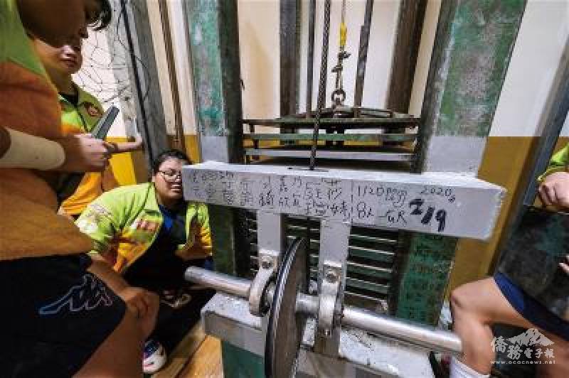 做團體拉力訓練時，破紀錄的隊伍可以簽名，留下英雄榜。