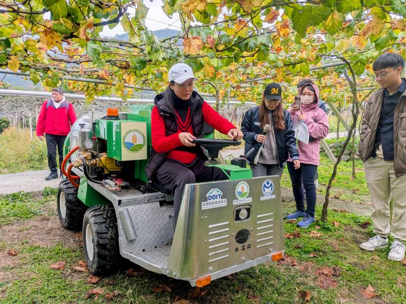 觀摩會現場演示電動化農機操作，其低噪音、無廢氣之特點大幅提升操作舒適度並符合淨零排放趨勢。