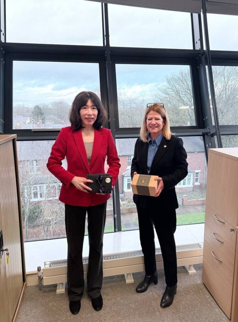 駐英國副代表江雅綺（左）近日拜訪母校英國杜倫大學，會晤負責國際事務的副校長歐瑪利（Claire O'Malley，右），盼促進台灣與英國在高等教育領域的進一步交流合作。（駐英國代表處教育組提供）