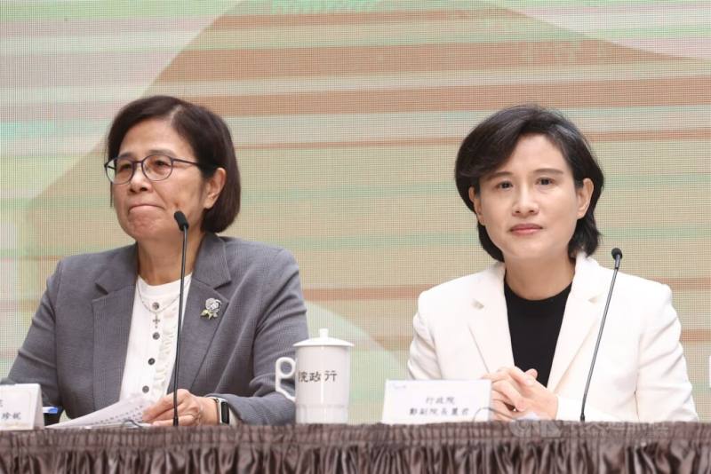 行政院20日舉行「台美關稅談判說明記者會」，院長卓榮泰會中分享副院長鄭麗君（右）率領團隊不辭辛勞赴美談判的過程，讓參與其中的政委楊珍妮（左）感觸良多