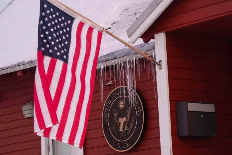 圖為格陵蘭努克美國領事館外懸掛的美國國旗。（美聯社）