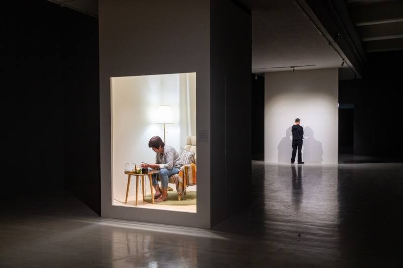 櫥窗內與觀眾互動的「媽媽」彷彿在客廳過著日常生活。（圖取自facebook.com/taipeifineartsmuseum）