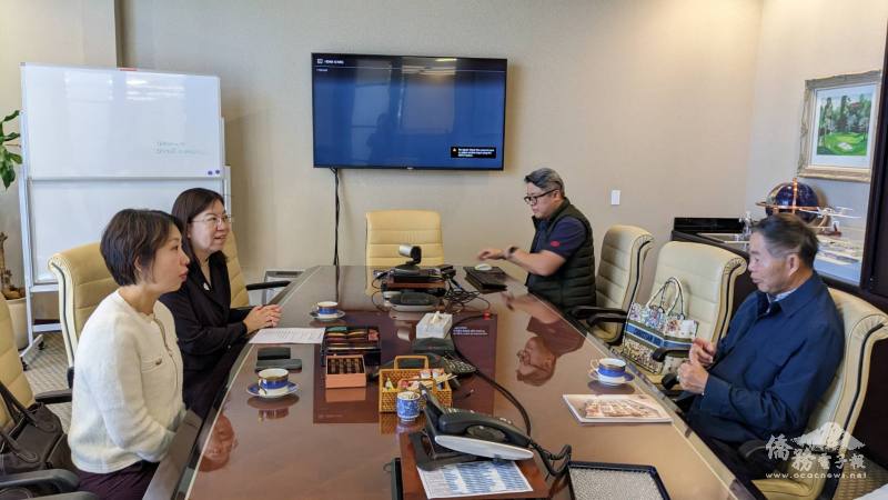 李姸慧（前左）參訪Seville Classics Inc.，聽取楊信（前右）介紹