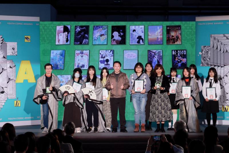 漫畫家韋宗成（中）頒發「青漫獎-團體組銀獎」並合影。